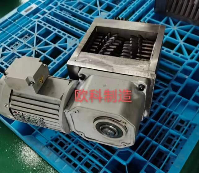邁傳小型直角減速機應(yīng)用在歐科撕碎機上.jpg