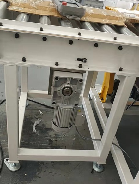 士元小型直角減速電機在輸送機上的應(yīng)用.jpg