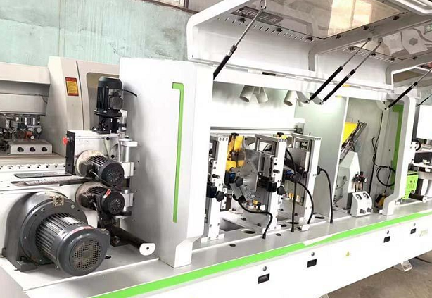 封邊機(jī)上應(yīng)用士元GH小型臥式減速電機(jī).png
