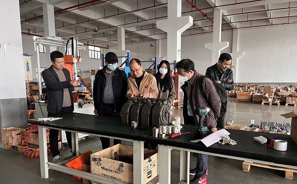 邁傳歡迎上海輸送機設備廠家來廠區(qū)進行減速機項目合作考察